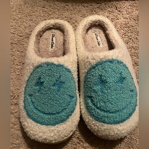 Moon Cake Women's Lightning Bolt Smiley Face Fuzzy Slippers White Blue M7/8
